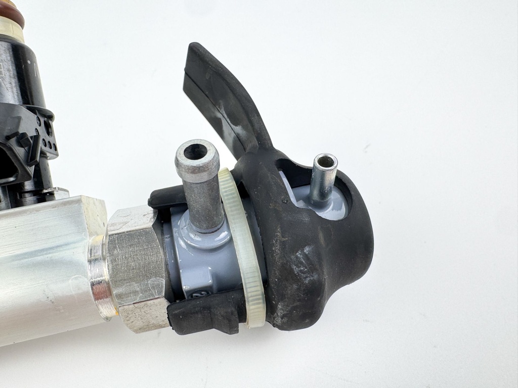 2007 Honda 135 HP 4 Stroke Outboard Fuel Injector Set W/ Rail 16450-ZY6-003 OEM