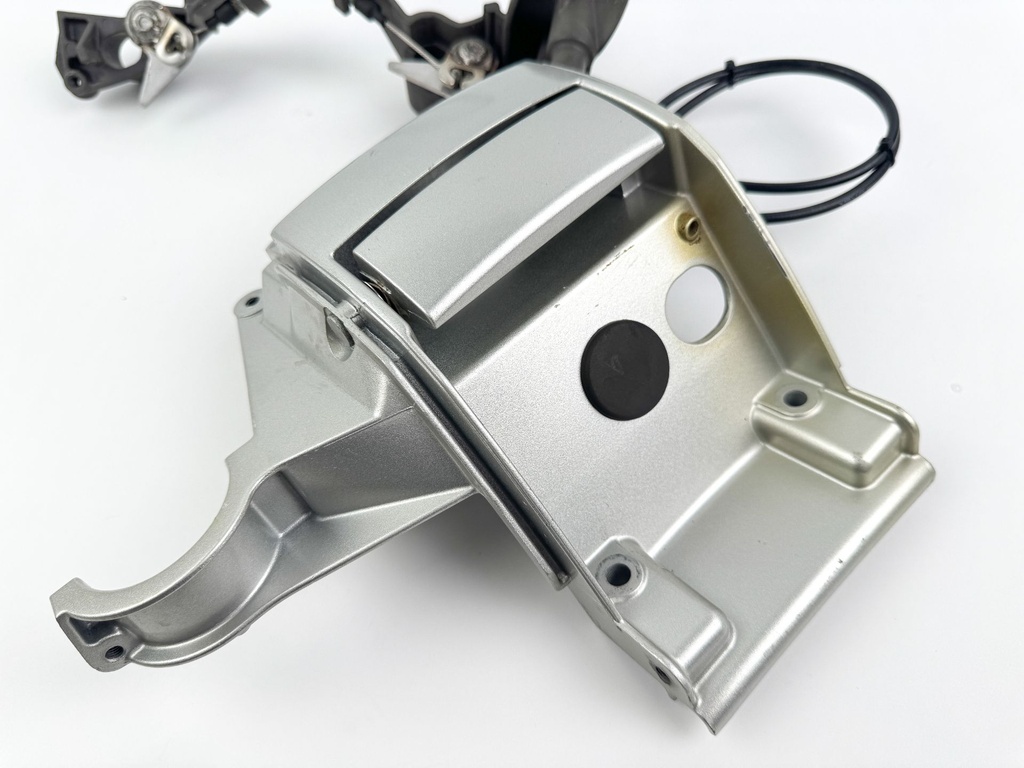 2007 Honda 135 HP 4 Stroke Outboard Front Cowling Latch Bracket 40154-ZY6-000ZA OEM