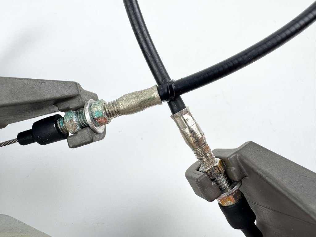 2007 Honda 135 HP 4 Stroke Outboard Front Cowling Latch Bracket 40154-ZY6-000ZA OEM