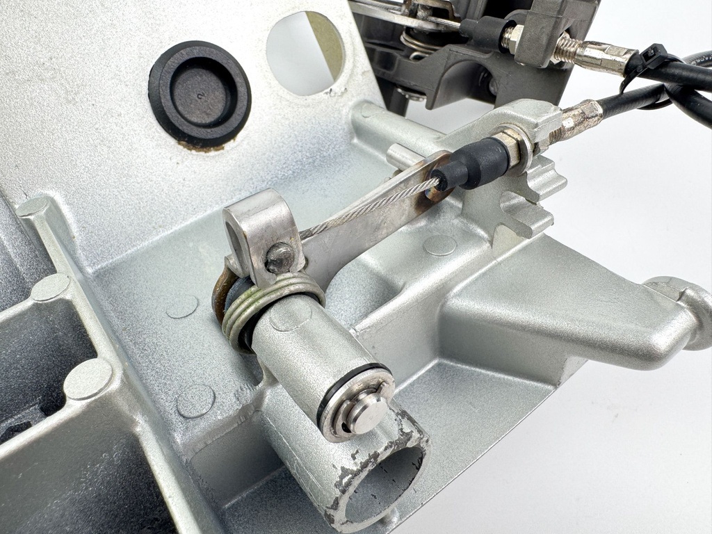 2007 Honda 135 HP 4 Stroke Outboard Front Cowling Latch Bracket 40154-ZY6-000ZA OEM