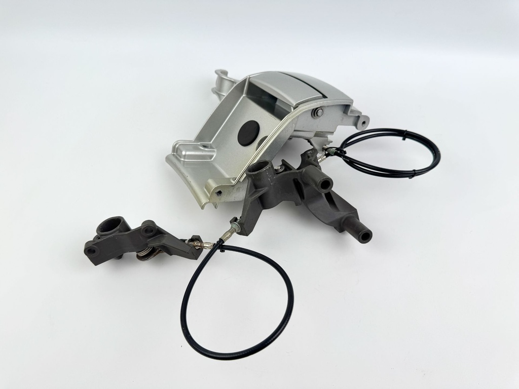 2007 Honda 135 HP 4 Stroke Outboard Front Cowling Latch Bracket 40154-ZY6-000ZA OEM