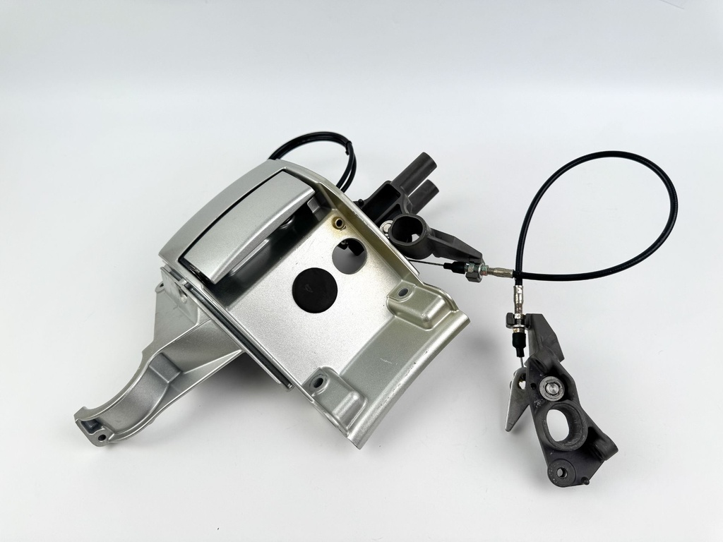 2007 Honda 135 HP 4 Stroke Outboard Front Cowling Latch Bracket 40154-ZY6-000ZA OEM