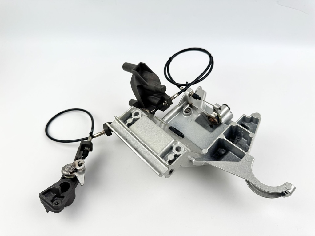 2007 Honda 135 HP 4 Stroke Outboard Front Cowling Latch Bracket 40154-ZY6-000ZA OEM