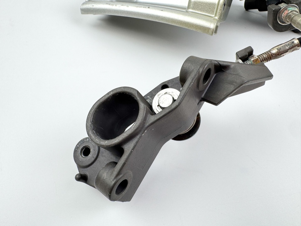 2007 Honda 135 HP 4 Stroke Outboard Front Cowling Latch Bracket 40154-ZY6-000ZA OEM