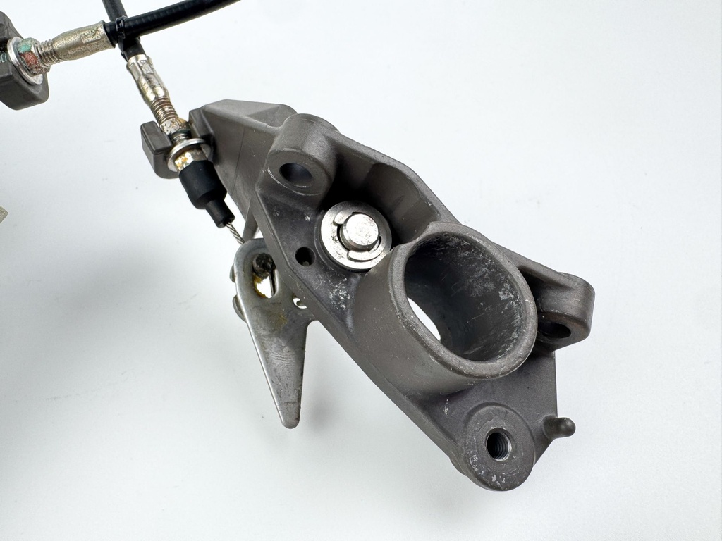 2007 Honda 135 HP 4 Stroke Outboard Front Cowling Latch Bracket 40154-ZY6-000ZA OEM