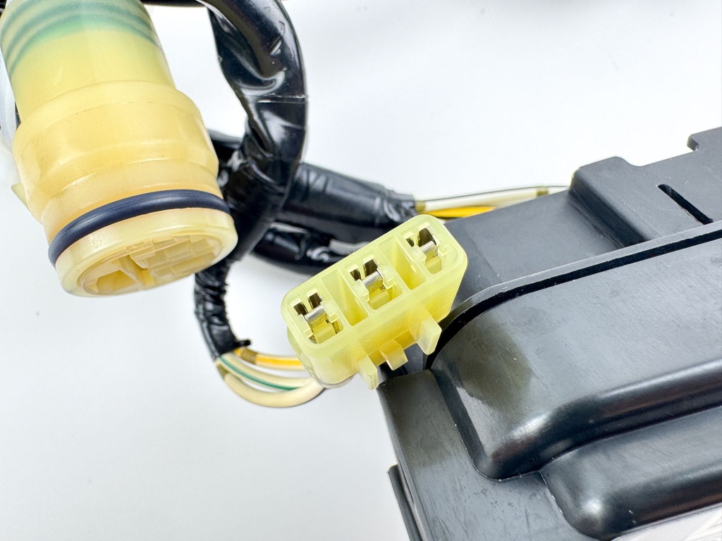 2007 Honda 135 HP 4 Stroke Outboard Fuse Box 38210-ZY6-003 OEM