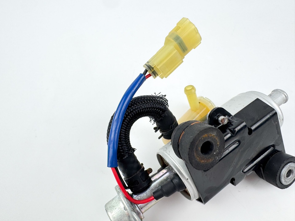 2010 Suzuki 250 HP 4 Stroke Outboard Fuel Pump 15100-94900 OEM