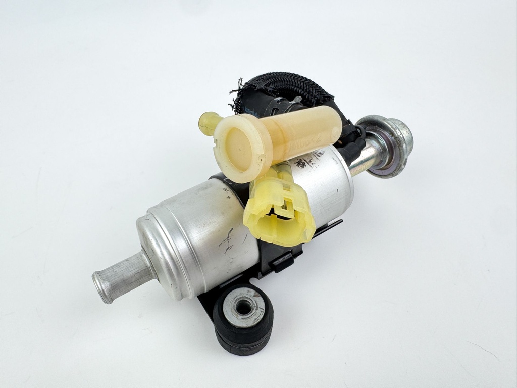 2010 Suzuki 250 HP 4 Stroke Outboard Fuel Pump 15100-94900 OEM