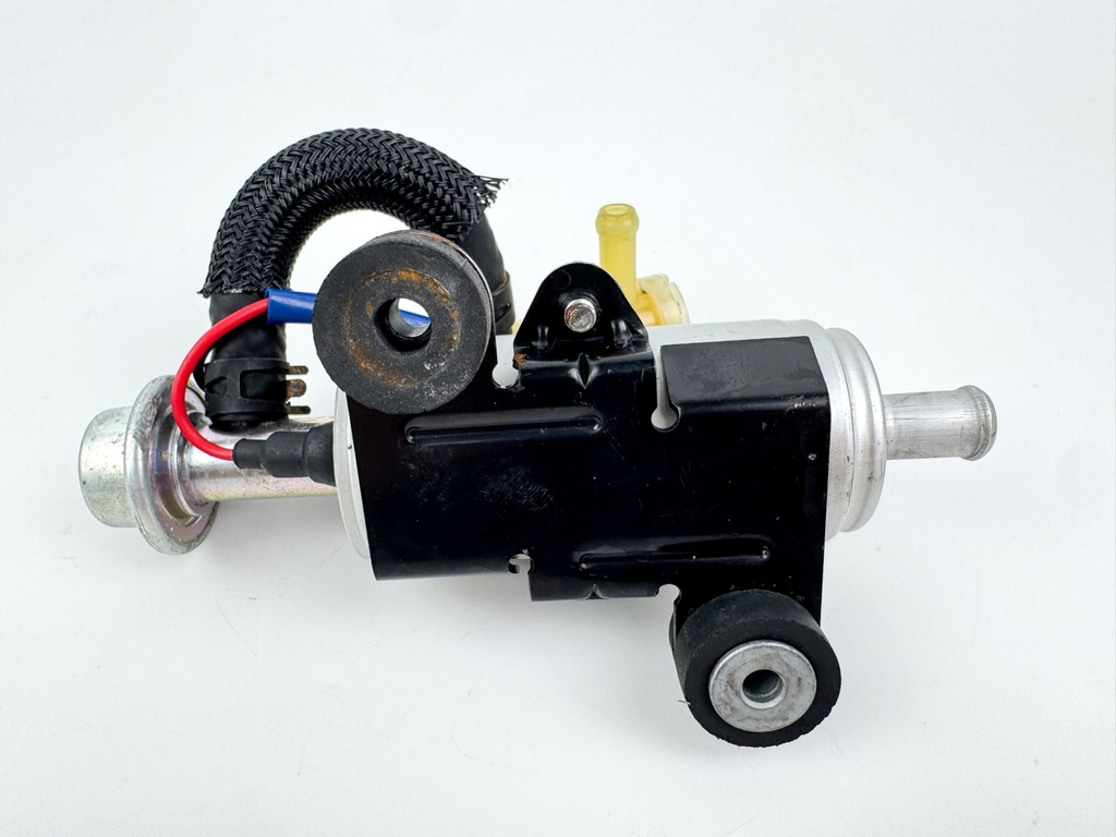 2010 Suzuki 250 HP 4 Stroke Outboard Fuel Pump 15100-94900 OEM