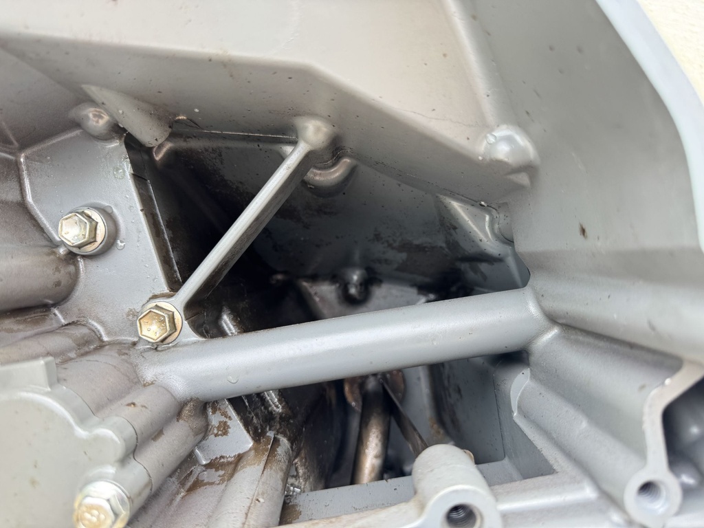 2010 Suzuki 250HP DF250S Long 20" Outboard Complete Midsection & Swivel Bracket