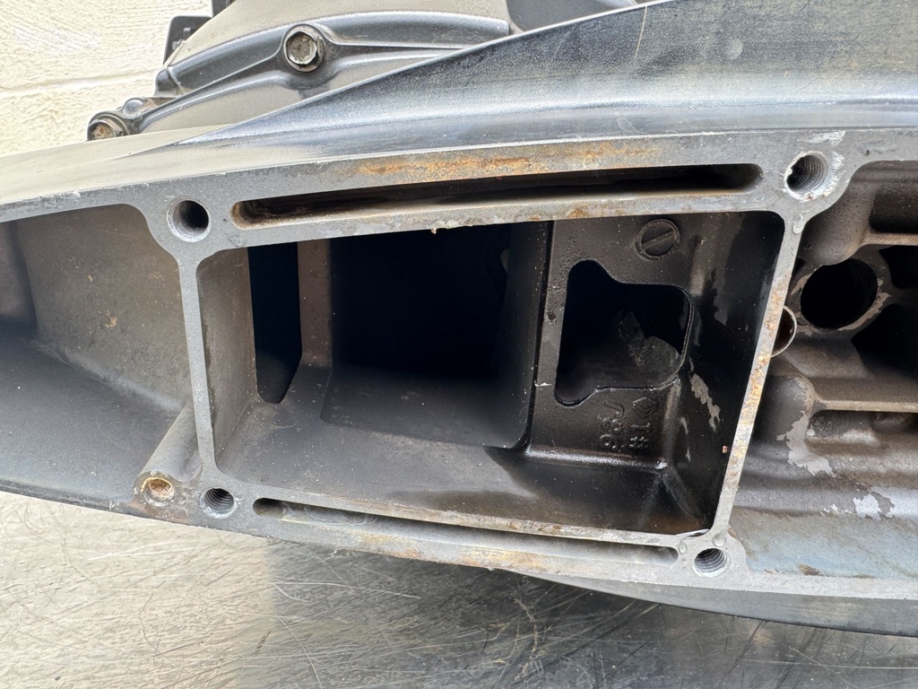 2010 Suzuki 250HP DF250S Long 20" Outboard Complete Midsection & Swivel Bracket