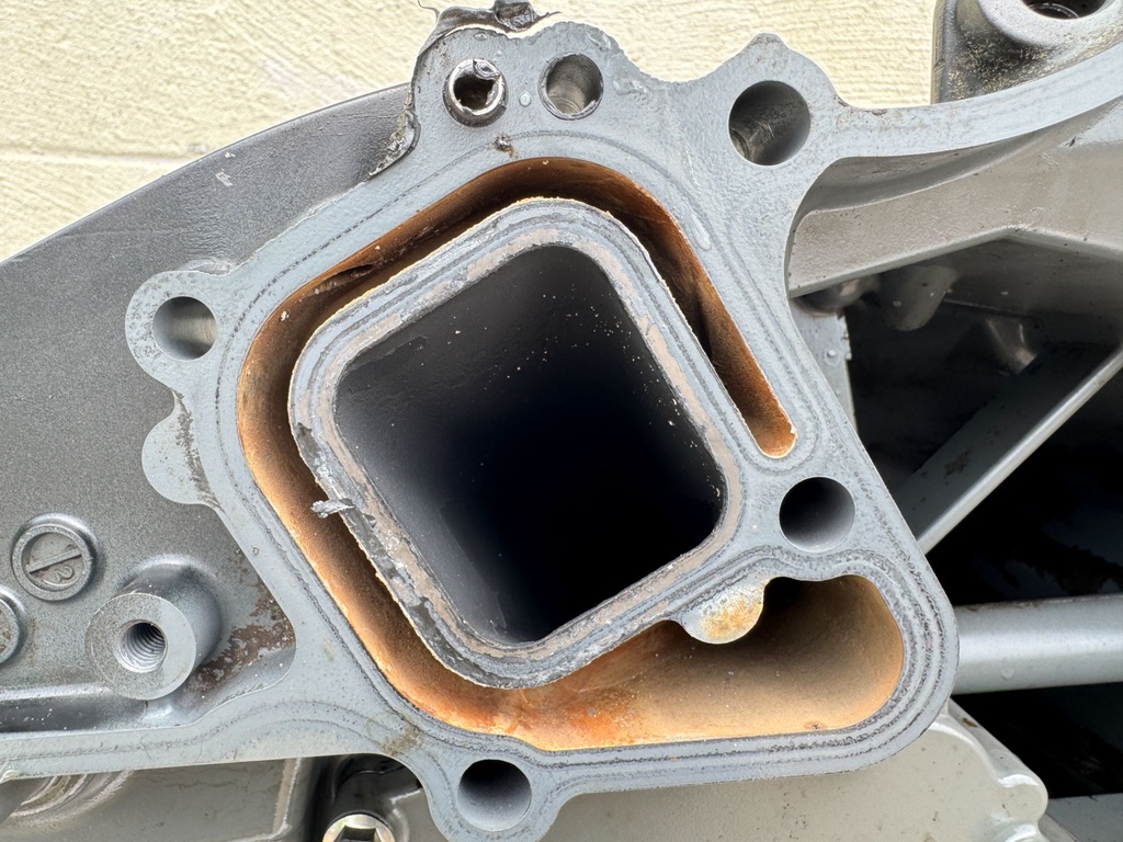 2010 Suzuki 250HP DF250S Long 20" Outboard Complete Midsection & Swivel Bracket