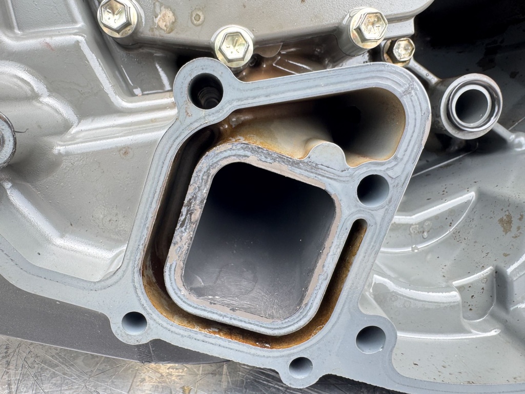 2010 Suzuki 250HP DF250S Long 20" Outboard Complete Midsection & Swivel Bracket