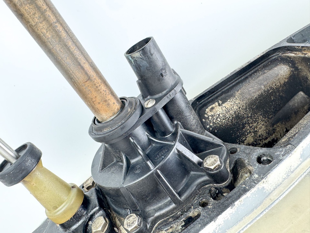 2005 Evinrude 250 HP 2 Stroke  Etec 25' XL Lower Unit Gear Case RH M1