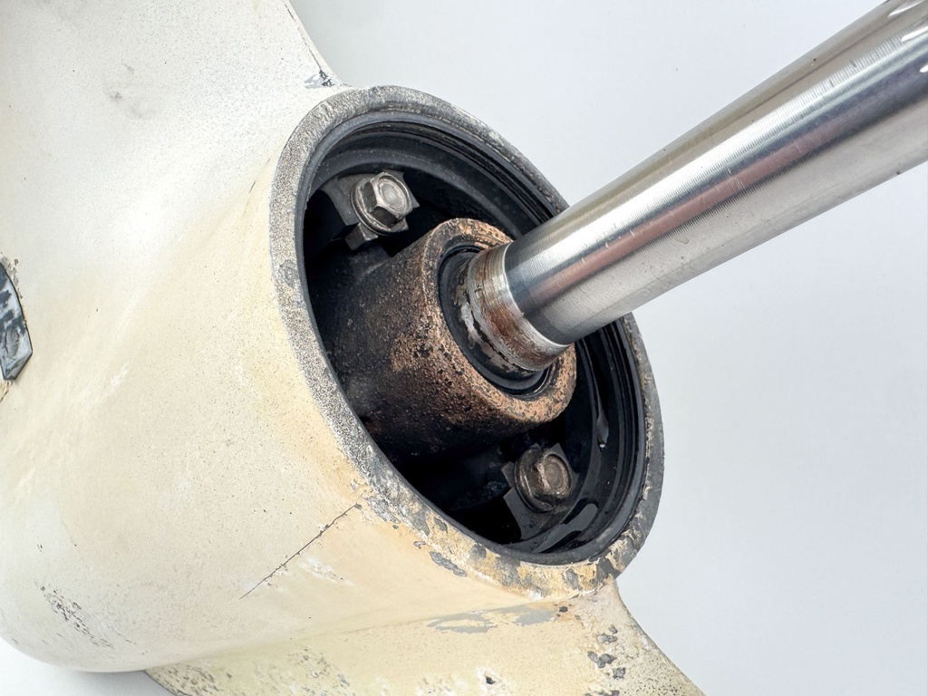 2005 Evinrude 250 HP 2 Stroke  Etec 25' XL Lower Unit Gear Case RH M1