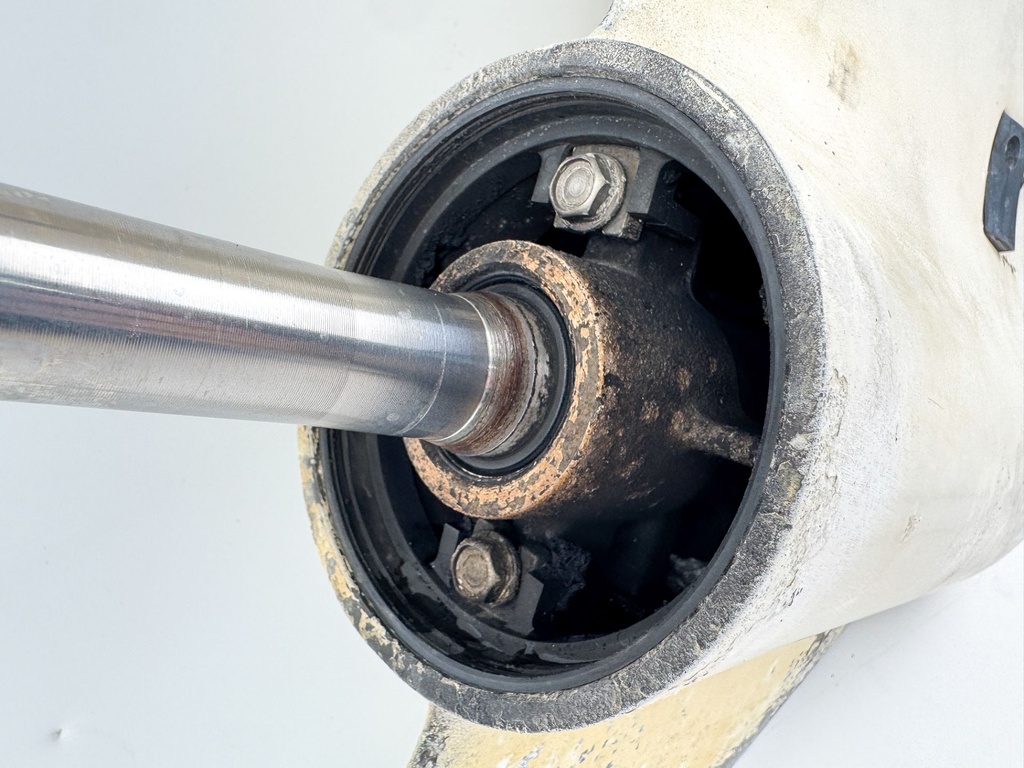 2005 Evinrude 250 HP 2 Stroke  Etec 25' XL Lower Unit Gear Case RH M1