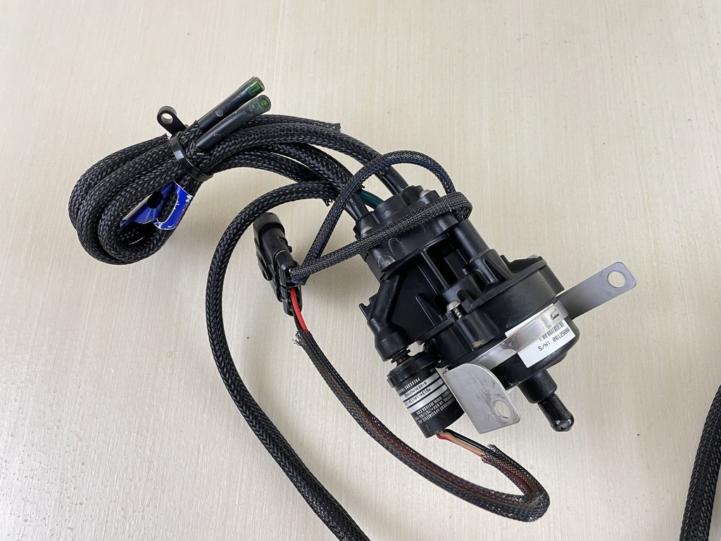 2007 Evinrude Etec 115HP 2 Stroke Oil Pump With Rear Oil Manifold 5007232 5007094