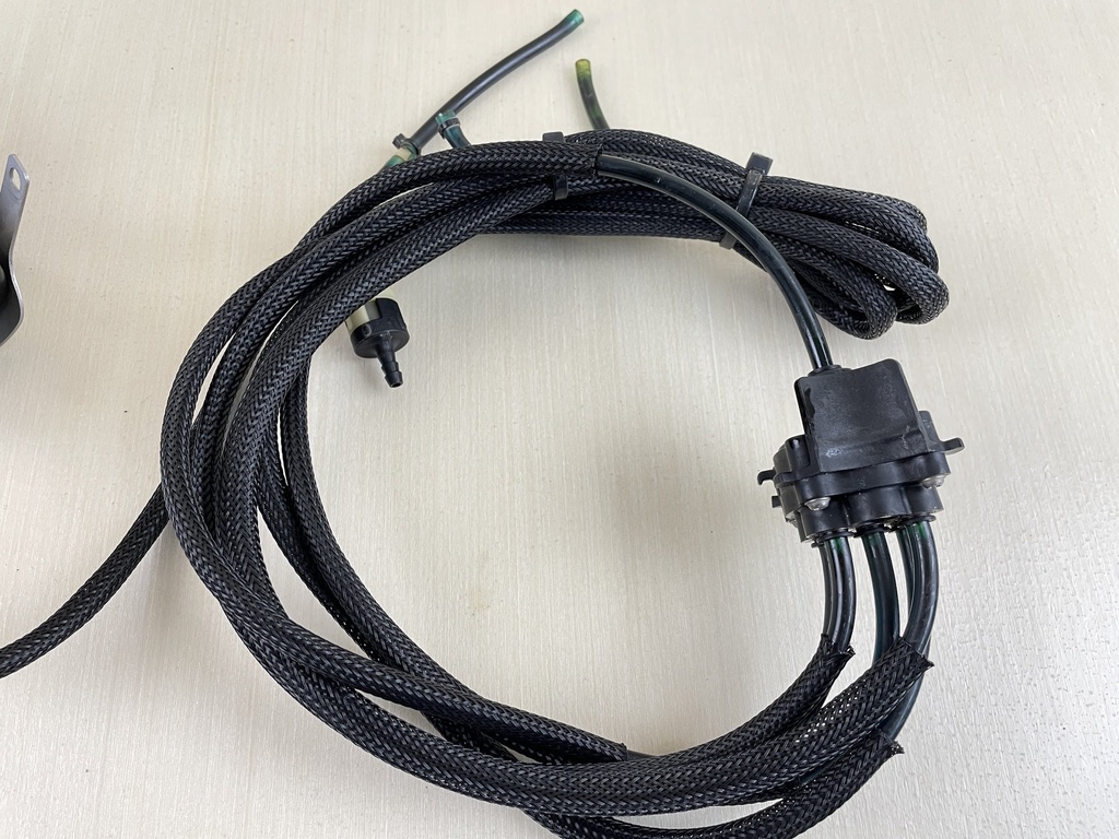 2007 Evinrude Etec 115HP 2 Stroke Oil Pump With Rear Oil Manifold 5007232 5007094