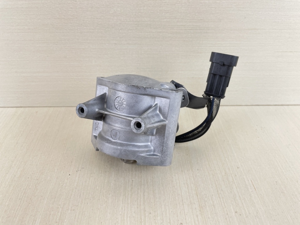 2007 Evinrude Etec 115HP 2 Stroke Outboard Starboard Side Injector 5007043