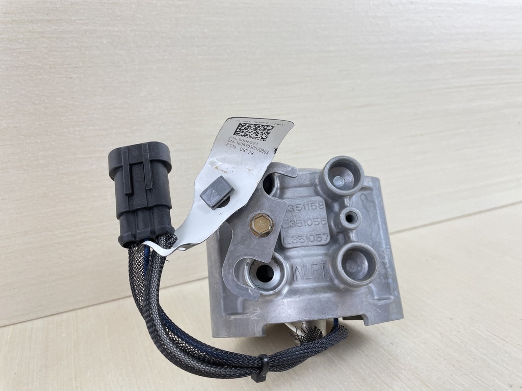 2007 Evinrude Etec 115HP 2 Stroke Outboard Starboard Side Injector 5007043