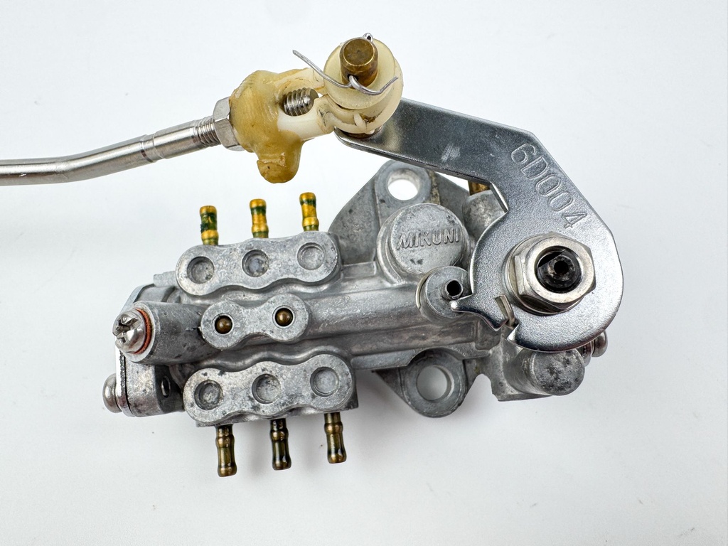 2004 Yamaha 250 HP 2 Stroke Outboard Oil Injection Pump Assembly 60V-13200-13-00