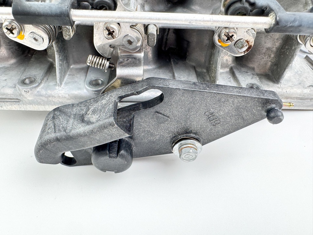 2005 Yamaha 300 HP 2 Stroke Outboard Throttle Body Assembly 6D0-13751-01-00