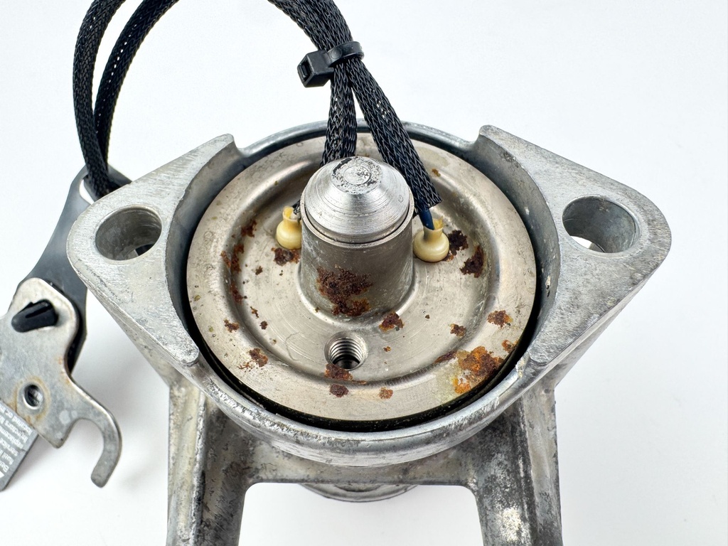 05 - 07 Evinrude Etec 2 Stroke Starboard Side Injector 200HP - 250HP 5006222