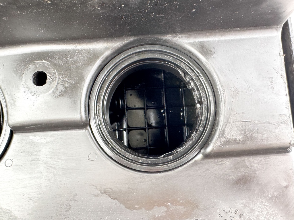 2005 Evinrude 250 HP 2 Stroke Outboard Intake Air Silencer Assembly 5005908 OEM