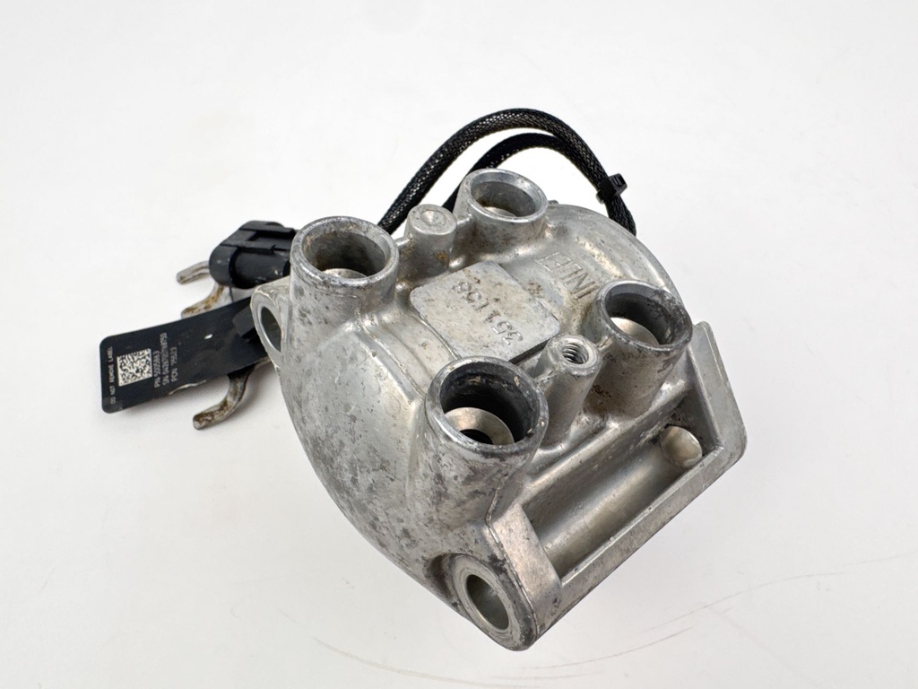 2005 Evinrude 250 HP 2 Stroke Outboard Starboard Side Fuel Injector 5006222 OEM