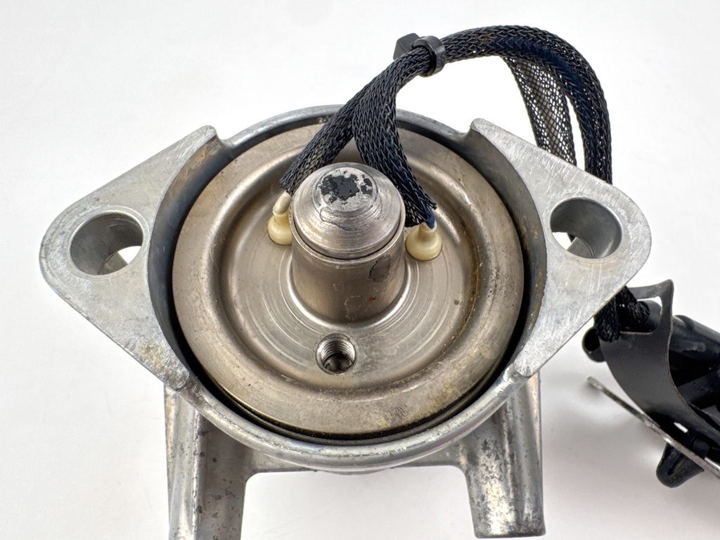 2005 Evinrude 250 HP 2 Stroke Outboard Starboard Side Fuel Injector 5006222 OEM