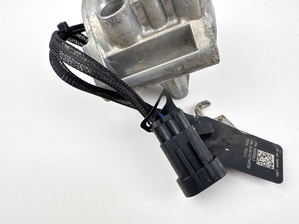 2005 Evinrude 250 HP 2 Stroke Outboard Starboard Side Fuel Injector 5006222 OEM