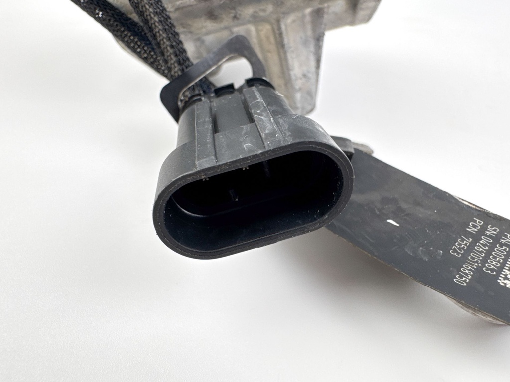 2005 Evinrude 250 HP 2 Stroke Outboard Starboard Side Fuel Injector 5006222 OEM