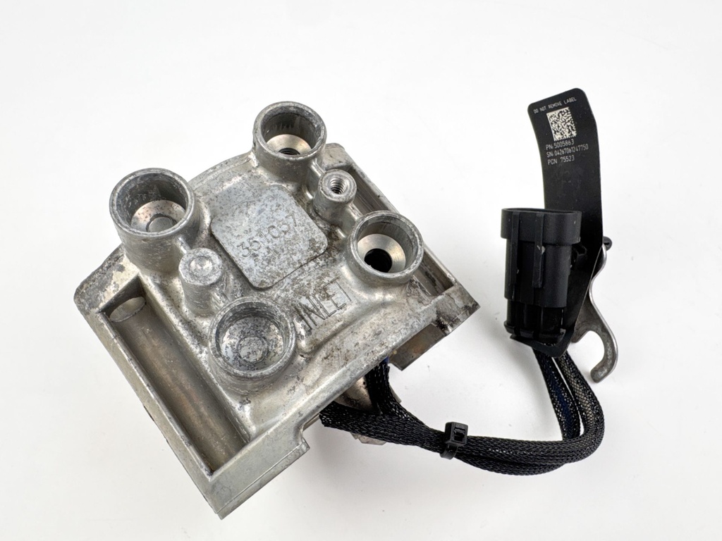 2005 Evinrude 250 HP 2 Stroke Outboard Port Side Fuel Injector 5006221 OEM