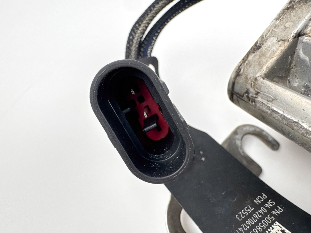 2005 Evinrude 250 HP 2 Stroke Outboard Port Side Fuel Injector 5006221 OEM