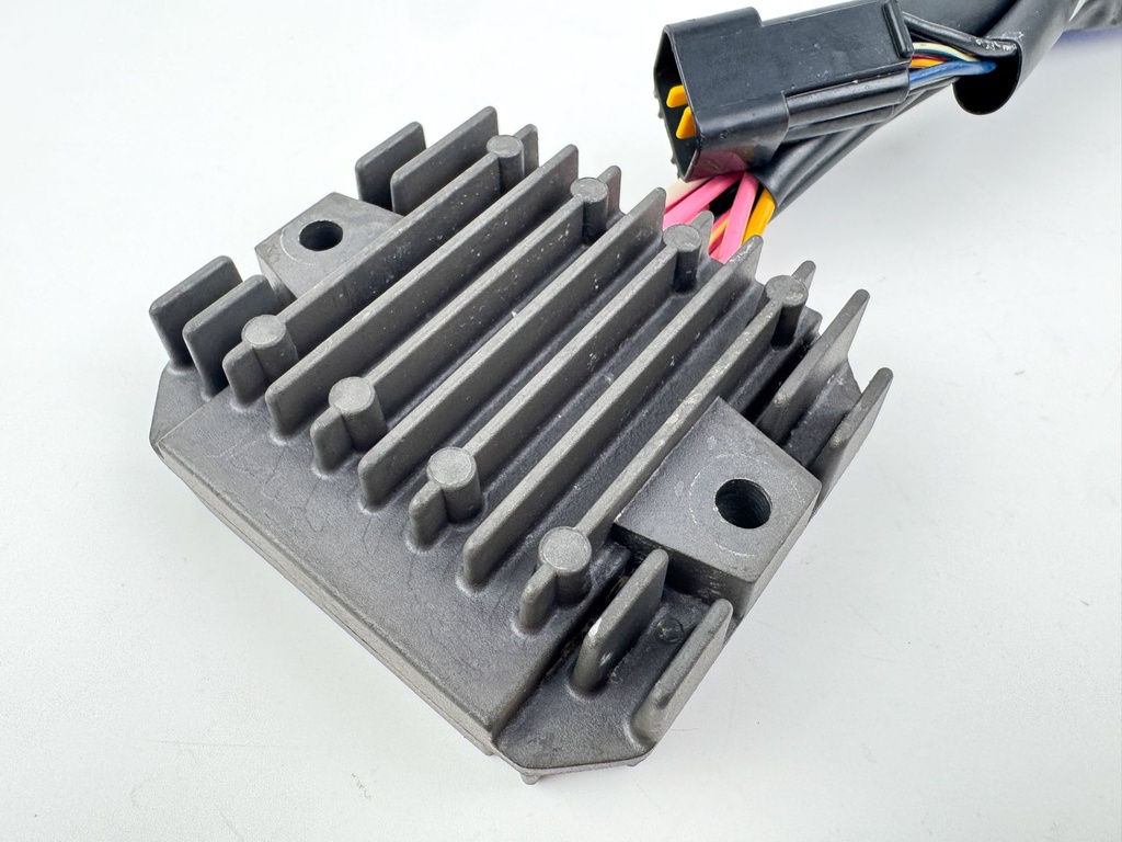 2005 Yamaha 225 HP 4 Stroke Outboard Drive Unit Assembly 69J-83306-01-00 OEM