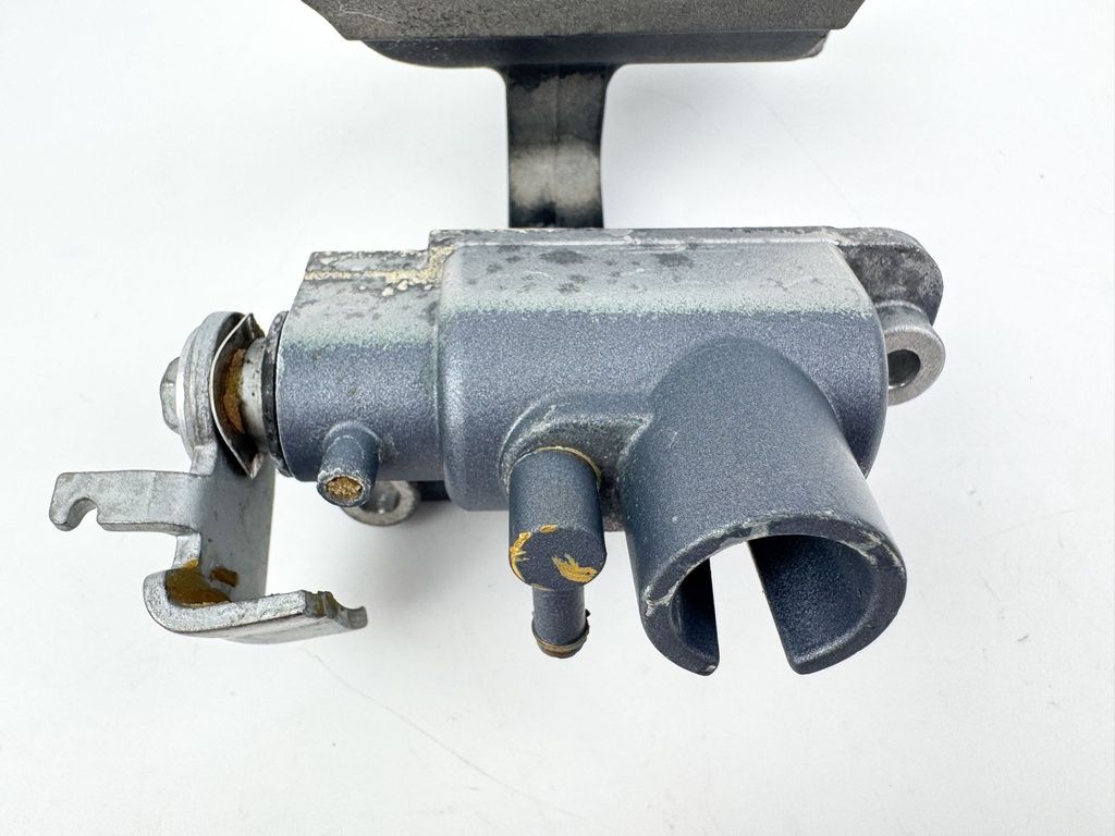 2005 Yamaha 225 HP 4 Stroke Outboard Latch Handle Set 69J-42816-00-8D OEM