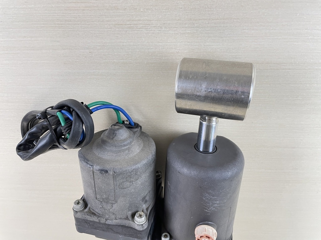 2007 Suzuki 90HP DF90 4 Stroke Outboard Power Trim & Tilt Unit Assembly