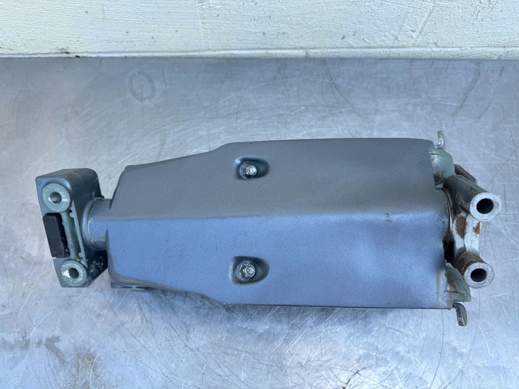 2005 Yamaha 225 HP 4 Stroke Outboard Swivel Bracket 69J-42510-00-8D OEM