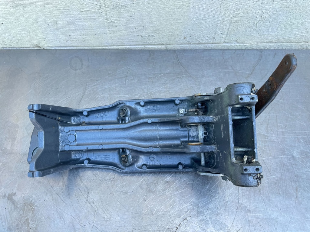 2005 Yamaha 225 HP 4 Stroke Outboard Swivel Bracket 69J-42510-00-8D OEM