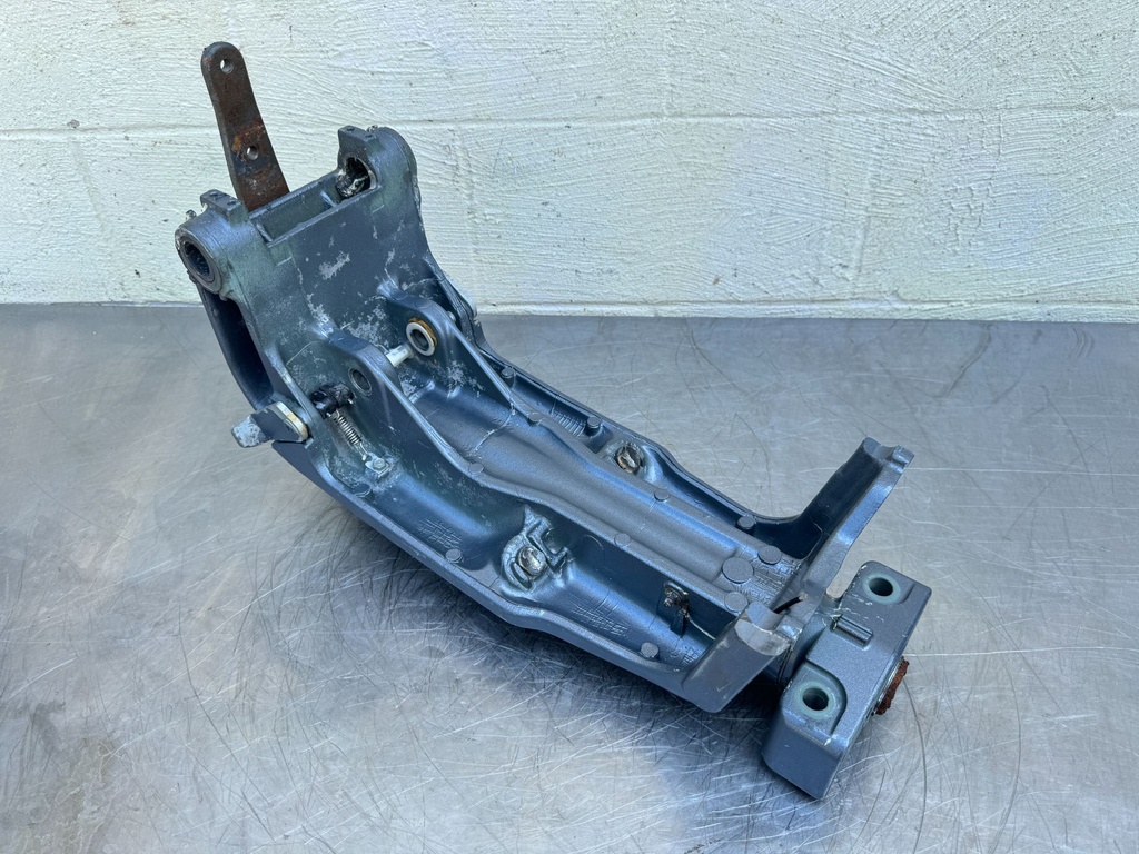 2005 Yamaha 225 HP 4 Stroke Outboard Swivel Bracket 69J-42510-00-8D OEM