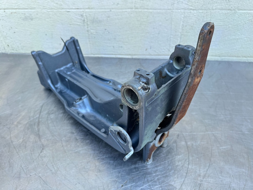 2005 Yamaha 225 HP 4 Stroke Outboard Swivel Bracket 69J-42510-00-8D OEM