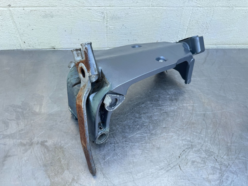2005 Yamaha 225 HP 4 Stroke Outboard Swivel Bracket 69J-42510-00-8D OEM