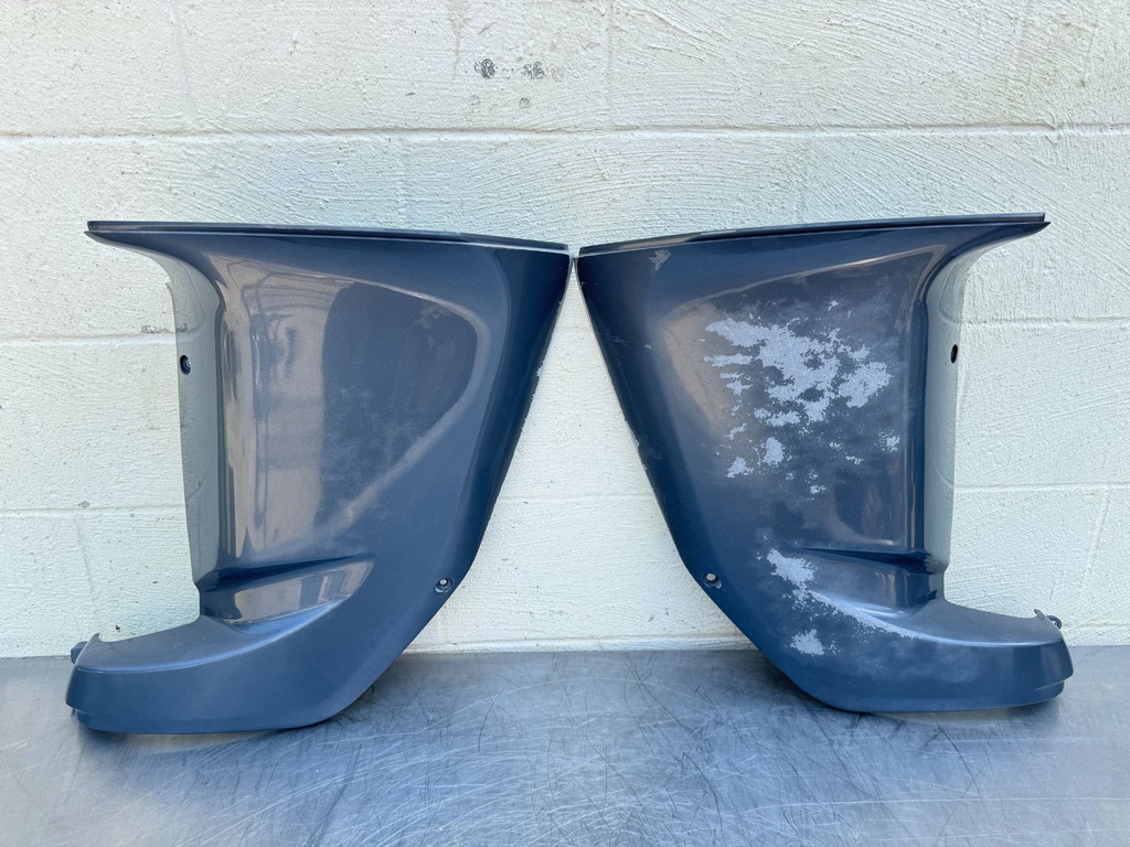 2005 Yamaha 225 HP 4 Stroke Outboard Lower Apron Cowling Starboard 69J-42741-00-8D OEM