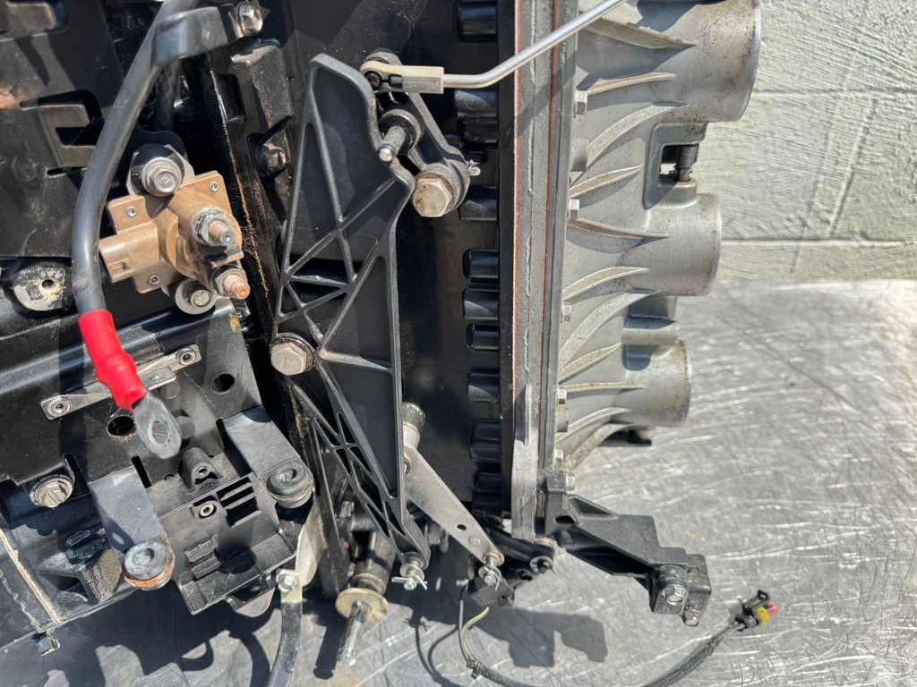 2005 Evinrude 225 250HP Etec 2 Stroke Outboard Powerhead 5005909 OEM