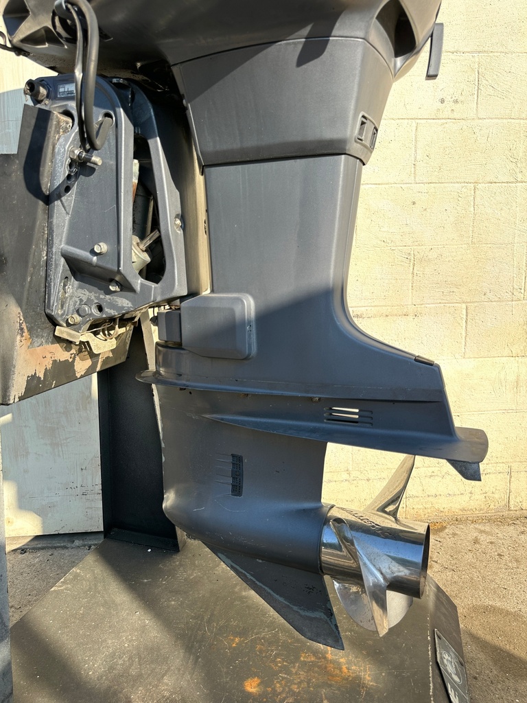 Yamaha 150HP 2 Stroke Carbureted Outboard Engine W/ 25" Shaft