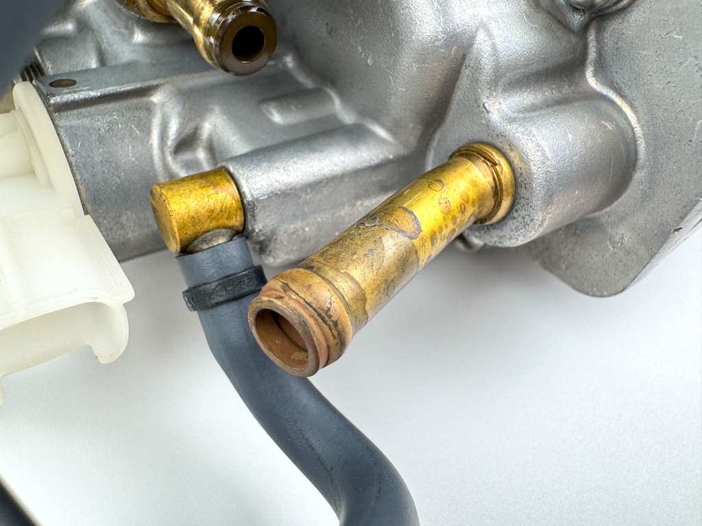 2006 Yamaha 90 HP 4 Stroke Outboard VST Float Chamber Assembly 6D8-14180-00-00 OEM