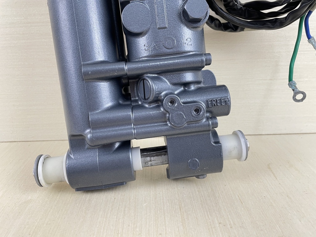 2013 Yamaha 40HP 4 Stroke Outboard Power Trim & Tilt Unit Assembly 67C-43800-10-8D