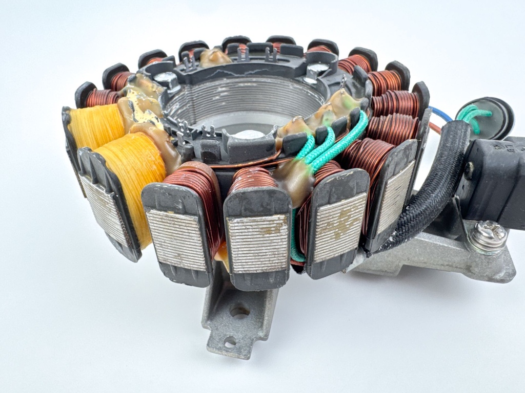 01-2004 Yamaha 50 60 HP 4 Stroke Outboard Stator W/ Base 64J-85510-00-00