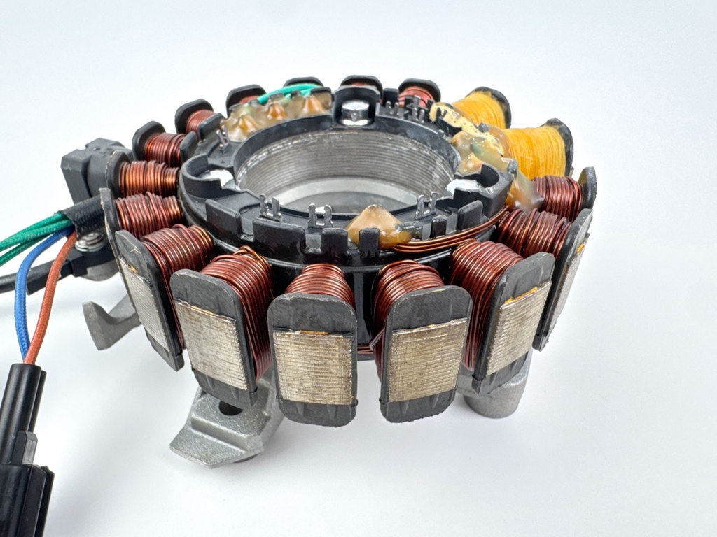 01-2004 Yamaha 50 60 HP 4 Stroke Outboard Stator W/ Base 64J-85510-00-00