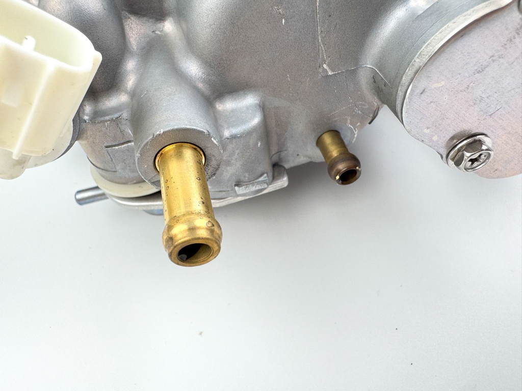 2013 Yamaha 250 HP 4 Stroke Outboard VST Float Chamber Assembly 6CB-14180-05-00 OEM